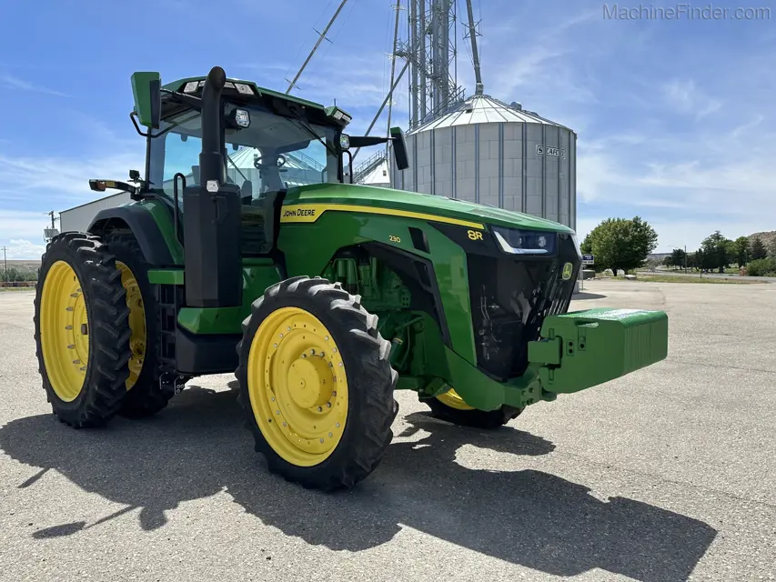 John Deere Tractor 8R 230