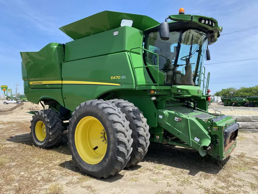 John Deere Combine S670