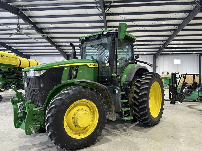 John Deere Tractor 7R 210.