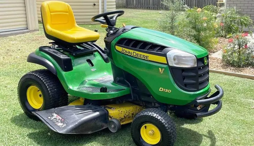 John Deere Lawn Tractor D130