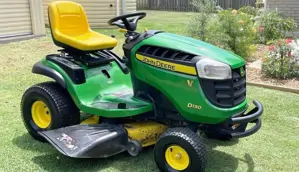 John Deere Lawn Tractor D130