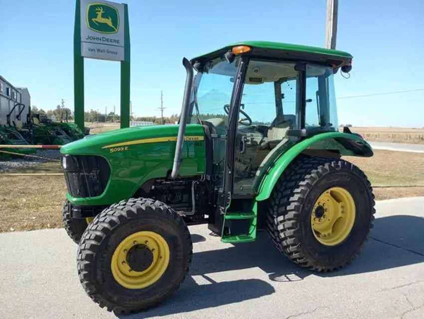 John Deere Tractor 5093E