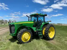 John Deere Tractor 8220