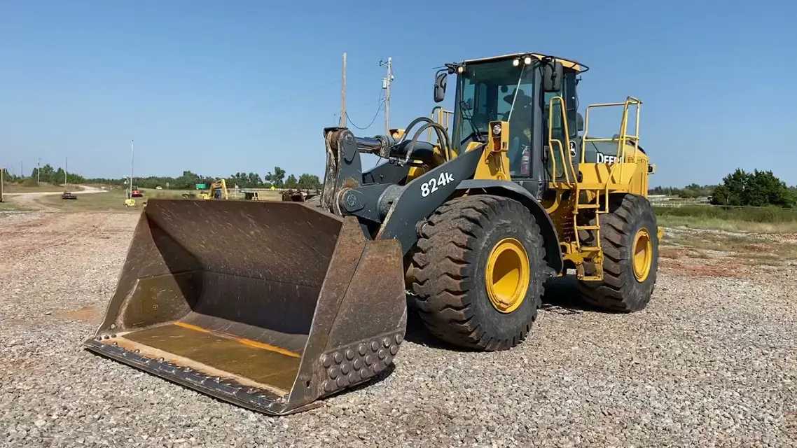 John Deere Loader 824K