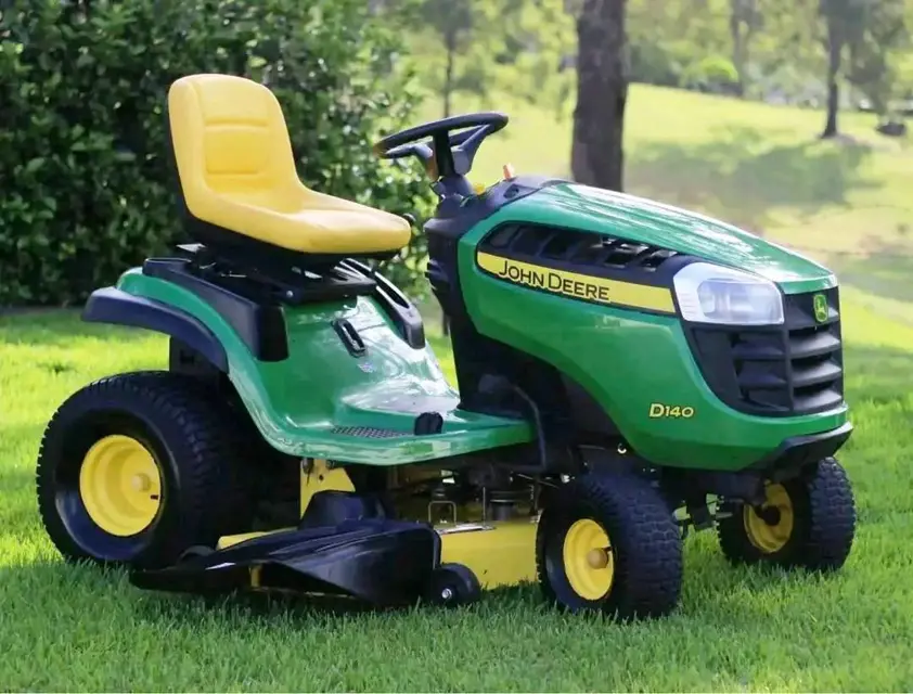 John Deere Lawn Tractor D140