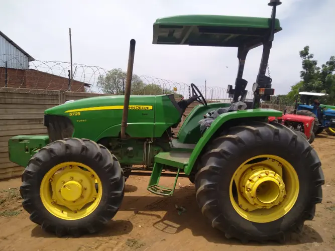 John Deere Tractor 5725HC